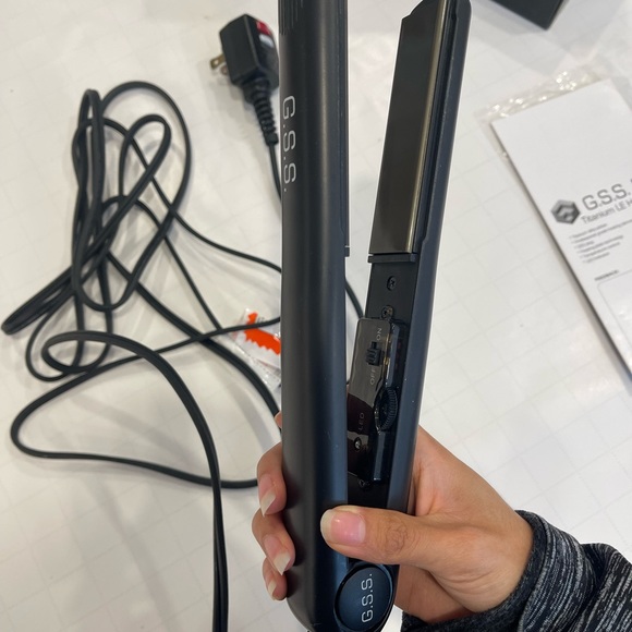 G.S.S. TITANIUM LE HAIR STRAIGHTNER - Picture 4 of 7